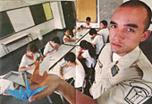 O guarda municipal Bruno Ferraz ensina origami para alunos de Ciep. Foto: Andr Coelho