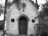 A capela da congregação religiosa  do Cenáculo de Laranjeiras, um dos destaques do bairro, encontra-se em péssimo estado de estado de conservação 