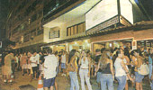 No Varandas, a turma do chope barato se espalha pelas calçadas nas noites de terça-feira. Foto: Berg Silva