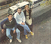 Foto Letícia Pontual: Rodrigo Azevedo entre Alceu Nobre e Denise Braune, da associação de moradores: mudanças à vista.