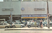 Os carros parados em frente  concessionria ocupam a calada irregularmente. Foto: Maria Elisa Franco