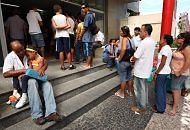 Fila na porta do Hospital Miguel Couto, no Leblon / Foto: Custódio Coimbra